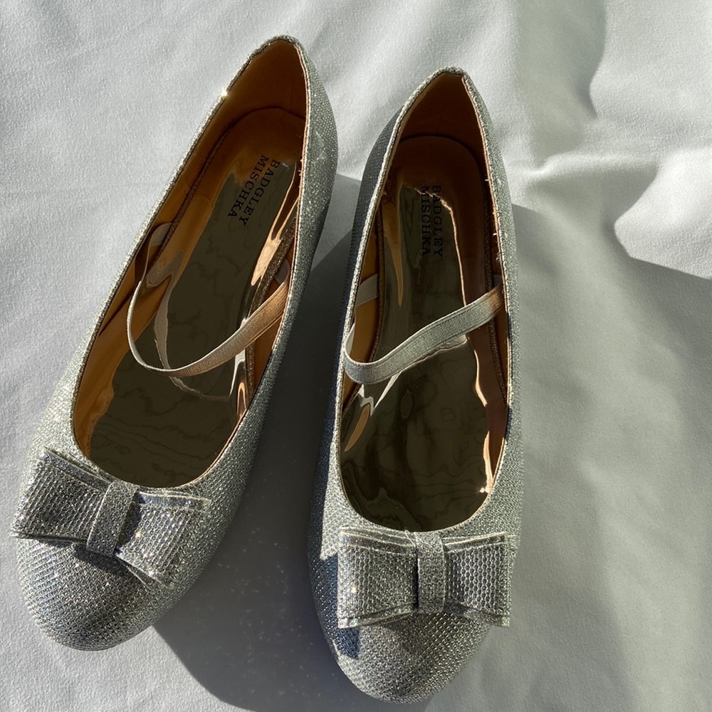 BADGLEY MISCHKA Terry Bow Silver Fabric Metallic Women’s US 5 Low Heel Shoe